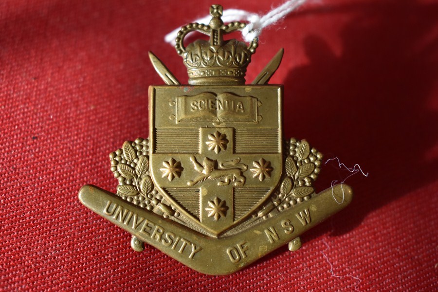 AUSTRALIAN ARMY HAT BADGE. UNIVERSITY OF NEW SOUTH WALES REGIMENT. 53-60-SOLD