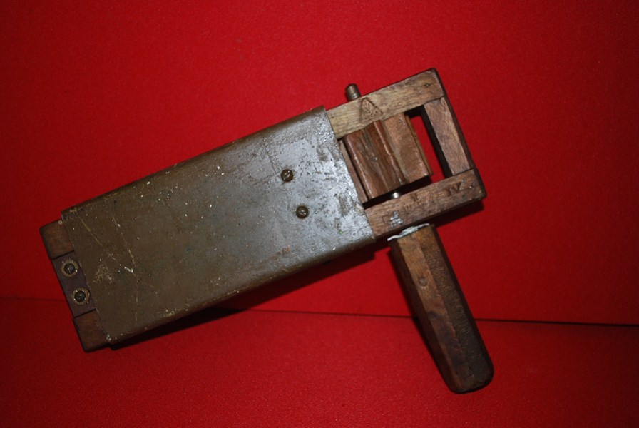 WW2 BRITISH GAS RATTLE-SOLD