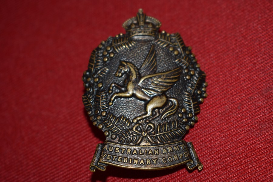 AUSTRALIAN ARMY HAT BADGE. AUSTRALIAN VETERINARY CORPS. 30-42-SOLD