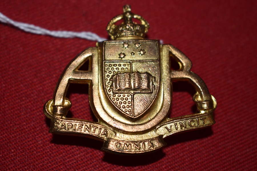 AUSTRALIAN ARMY HAT BADGE ADELAIDE UNIVERSITY REGIMENT. 30-42-SOLD