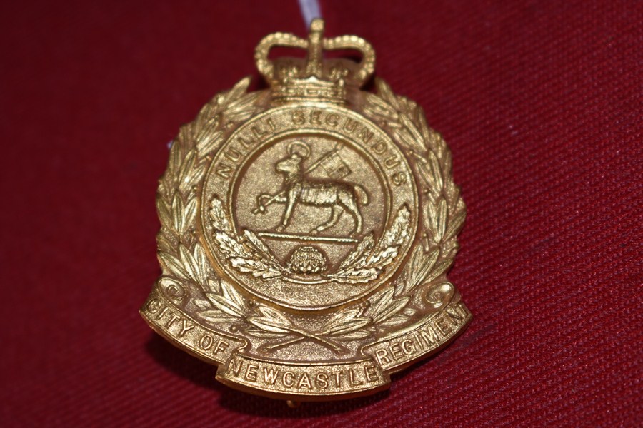 AUSTRALIAN ARMY HAT BADGE. 2BN CITY OF NEWCASTLE REGIMENT. 53-60-SOLD