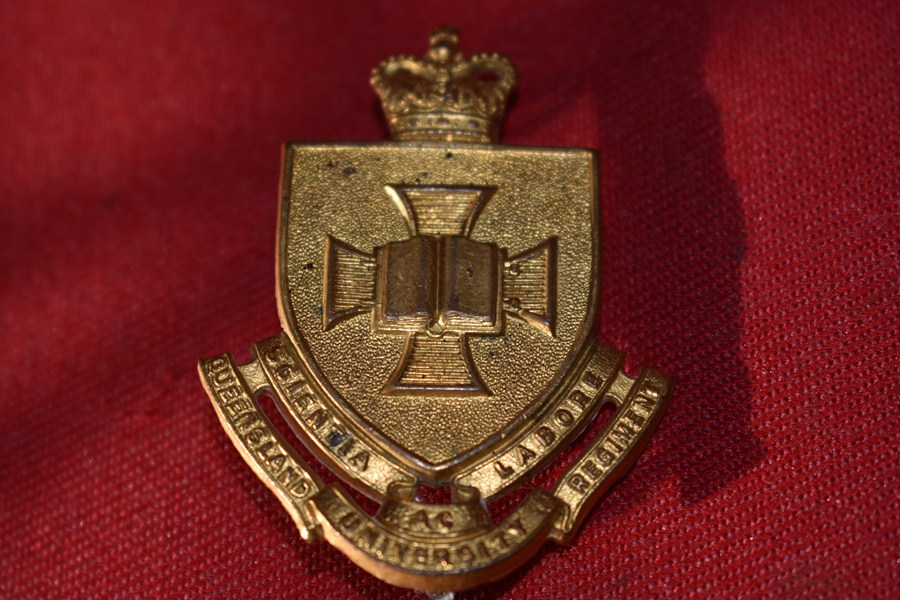 AUSTRALIAN ARMY HAT BADGE. QUEENSLAND UNIVERSITY REGIMENT. 53-60.-SOLD