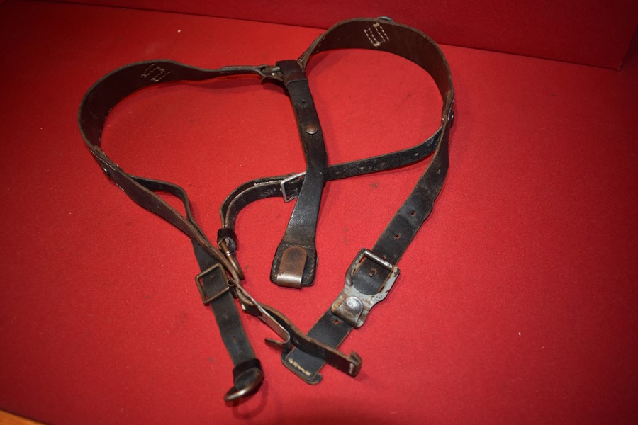 WW2 GERMAN SOLDIERS EQUIPMENT Y STRAPS.-SOLD