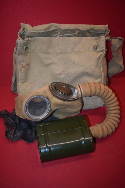 WW2 BRITISH//AUSTRALIAN GAS MASK AND BAG-SOLD