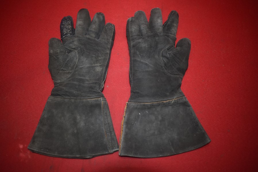 WW2 GERMAN LUFTWAFFE HEATED PILOTS GLOVES.-SOLD