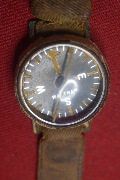 WW2 US MILITARY WRIST COMPASS BY THE WALTHAM WATCH COMPANY