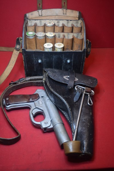 WW2 GERMAN FLARE GUN, HOLSTER AND LEATHER FLARE AMMO POUCH