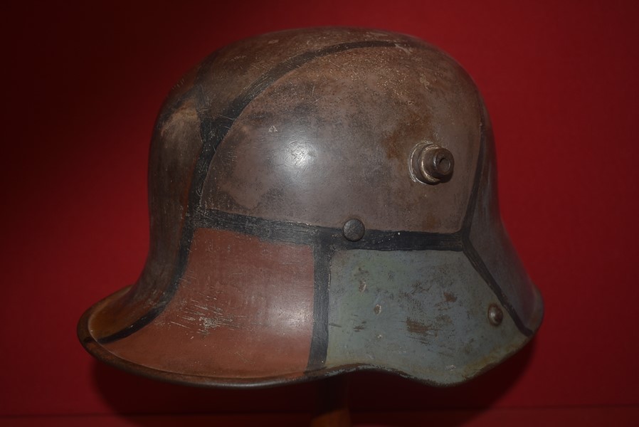 WW1 GERMAN M16 CAMO COMBAT HELMET WITH PARTIAL LINER..